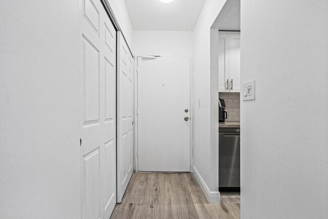 Building Photo - 550 Bayshore Dr