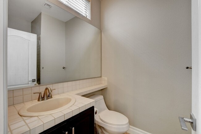 Building Photo - COMING SOON!! $1000 off 1st months Rent Guard-Gated Golf Course Living on the 14th Green!