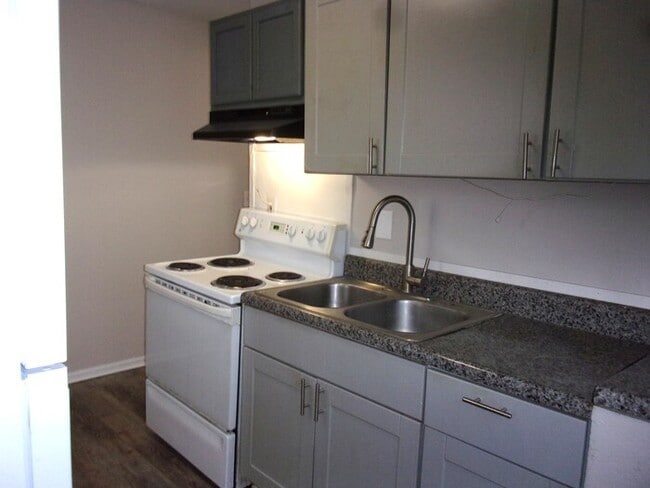 Building Photo - Recently Refreshed 2 Bedroom 1 Bath Home Minutes from Uptown Charlotte