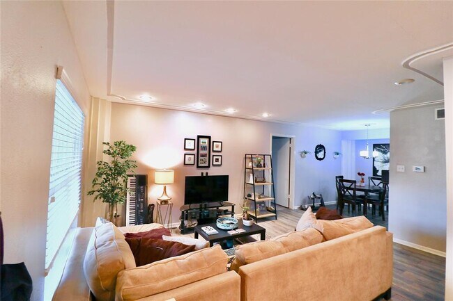 Primary Photo - 855 Augusta Dr