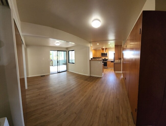 Building Photo - Large 5 Bedroom Home close to Poly Campus!!