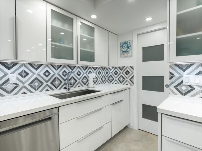 Building Photo - 2850 N Palm Aire Dr