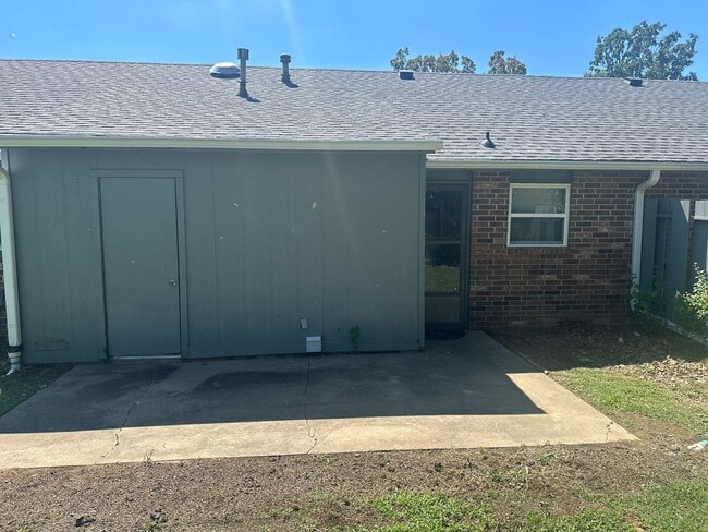 Building Photo - 2-Bedroom, 1-Bathroom Unit @ Rolling Oaks 4-Plex - Water Bill Included