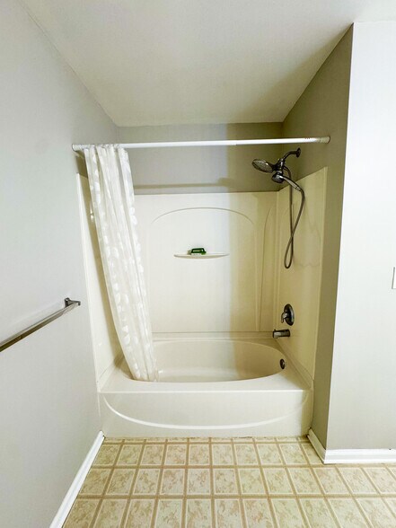 Building Photo - 136 Lionheart Ln