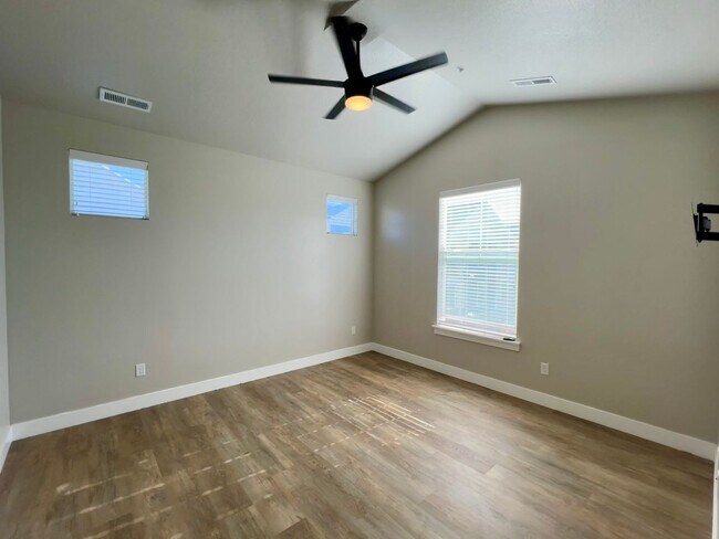 Building Photo - Lovely Top Level Condo For Rent