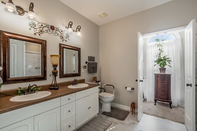 Building Photo - 3 bedroom 2 bathroom townhouse in Covington Villas