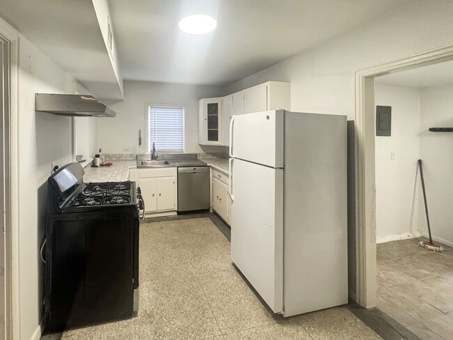 Building Photo - Alamo Heights Move In ready
