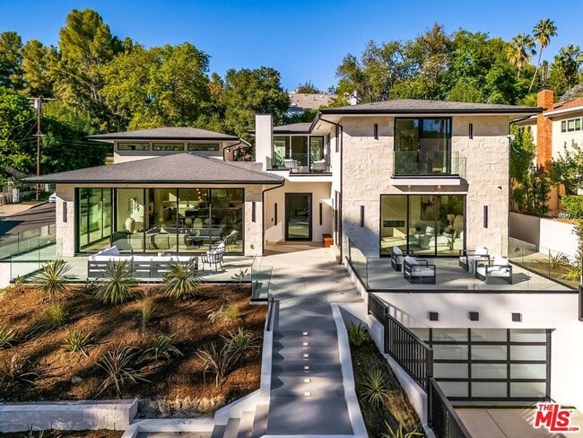 Building Photo - 16879 Mooncrest Dr