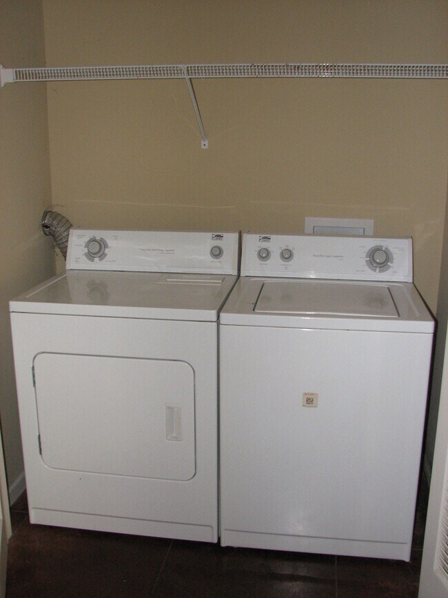 Building Photo - 3BR/2BA ON EAST CAMPUS!