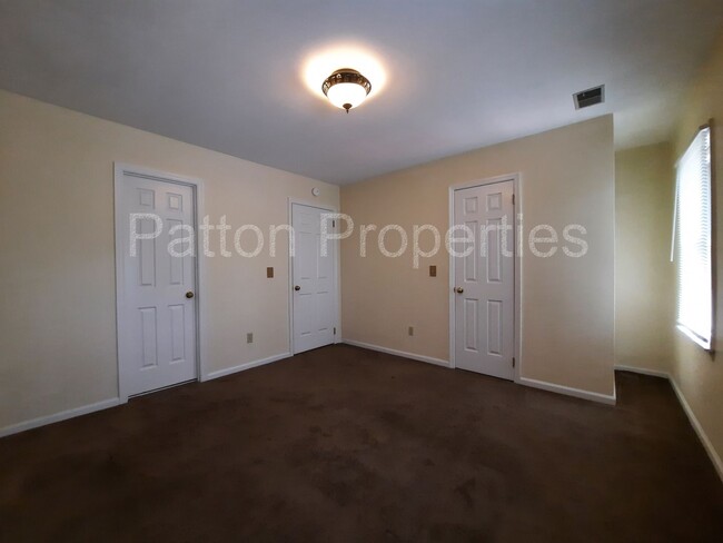 Building Photo - Shandon Oaks Townhome