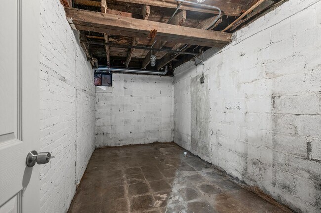 Building Photo - 233 Llewellyn Ave