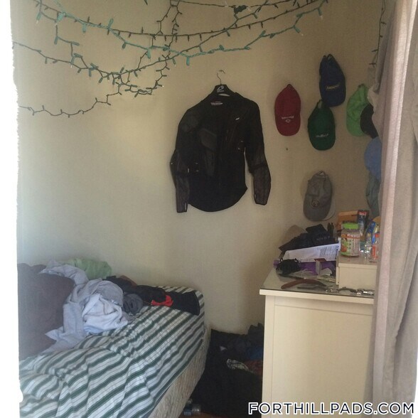 Building Photo - 160 Centre St