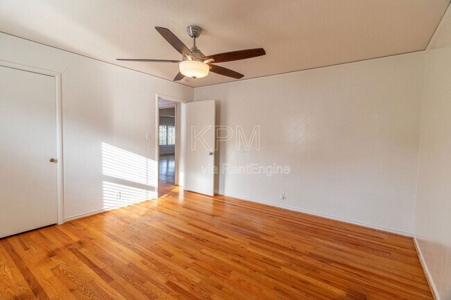 Building Photo - 966 W Mariposa Ave