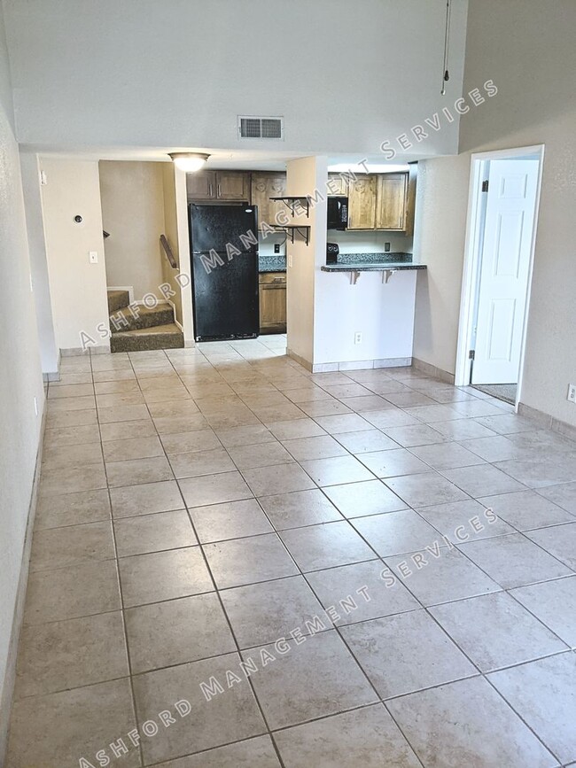 Building Photo - 3 BEDROOM 3 BATH END UNIT TOWNHOME IN GATE...