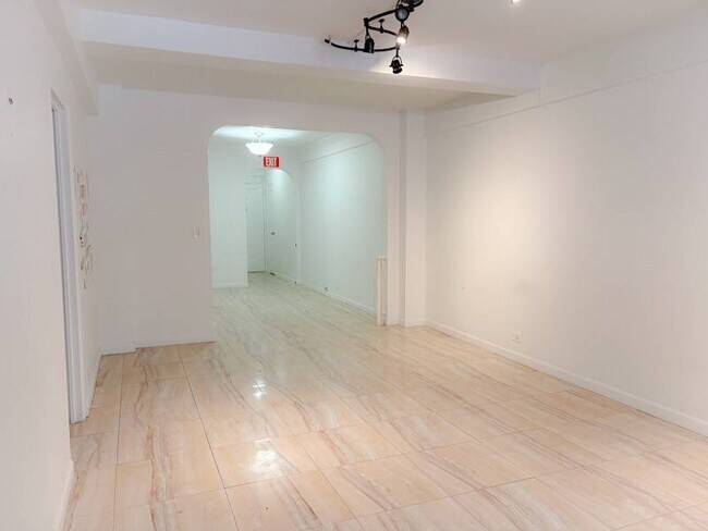 Building Photo - 420 W 206th St