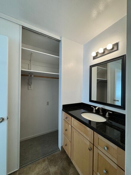 En-suite bathroom closet - 11112 Summertime Ln