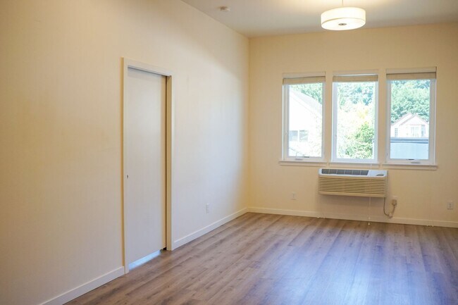 Building Photo - Modern & Spacious 1 Bedroom + Office with ...