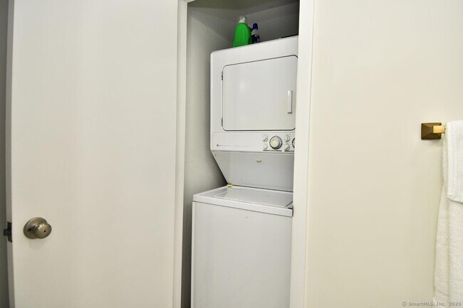 Building Photo - 178 Flax Hill Rd