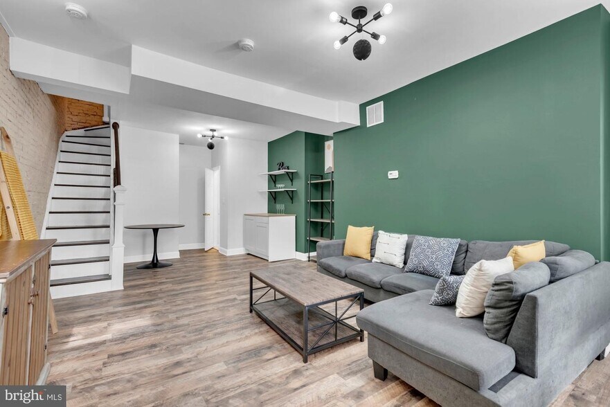 Building Photo - 210 W Read St