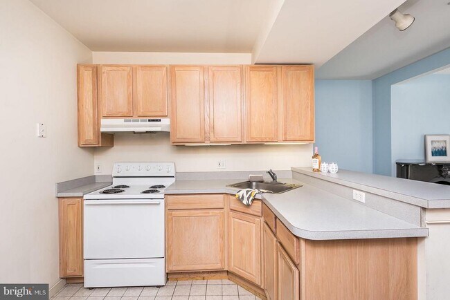Building Photo - 906 S Charles St
