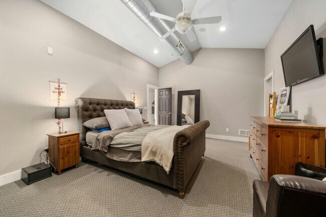 Building Photo - 484 E Kossuth St