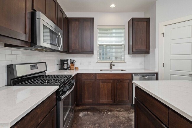 Building Photo - Modern condo, great location, fully Furnis...