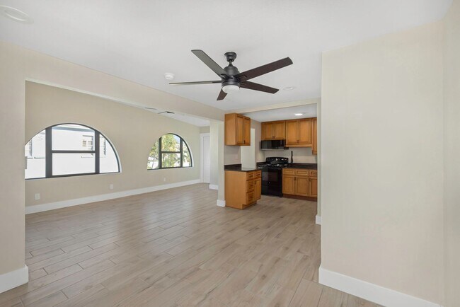 Building Photo - P199 - #6A Holiday Inn