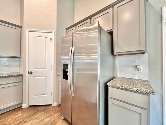 Building Photo - Bright and Spacious 4/BR 3/BA Home with Pr...
