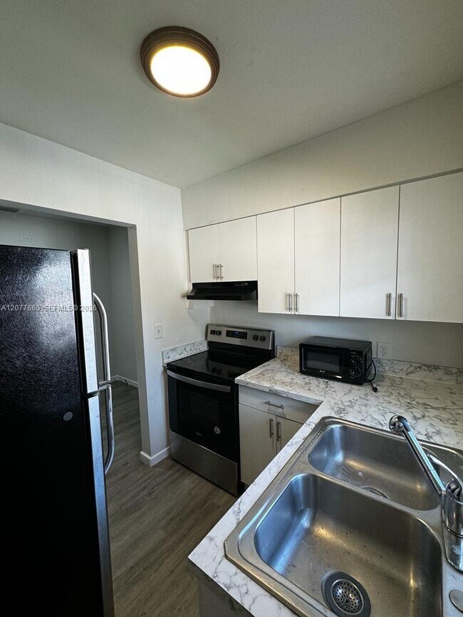 Building Photo - 2734 SW 30th Ct