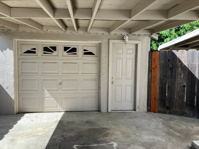 Building Photo - 2037 Miller Ave