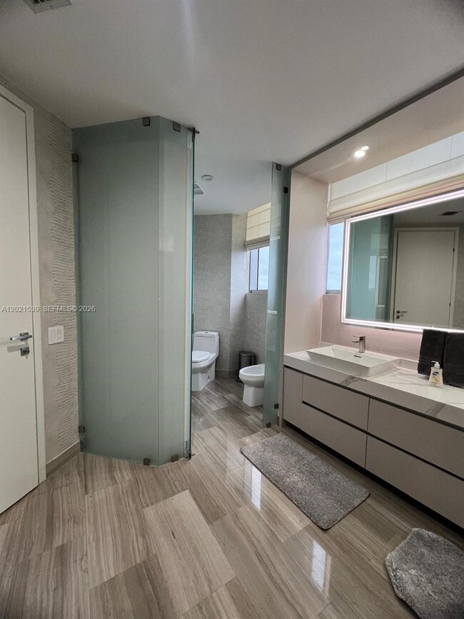 Building Photo - 1300 Brickell Bay Dr