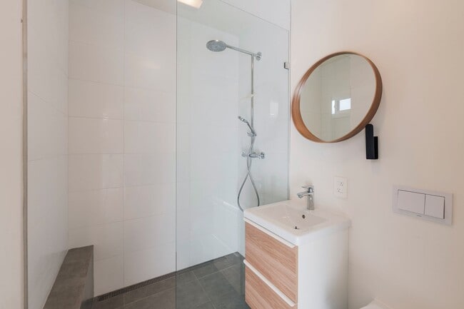 Building Photo - Private and Comfy Manhattan Beach Home