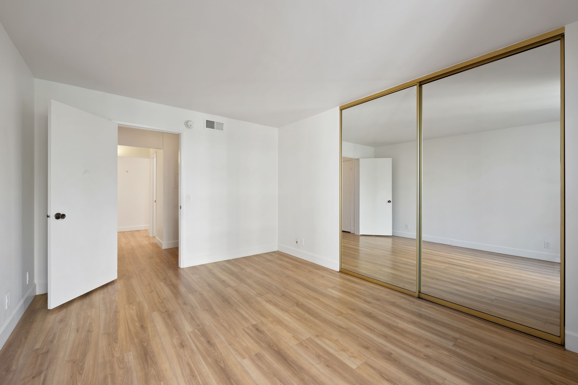 Guest Bedroom - 10747 Wilshire Blvd