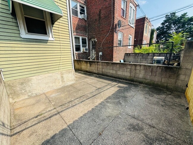 Building Photo - Remodeled 3bd/1 House with Rear yard!! SEC...