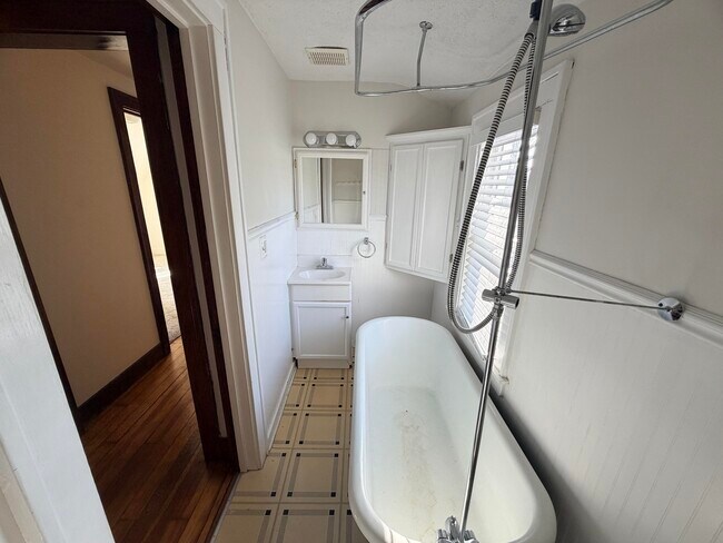 Building Photo - 45 Wallinwood Ave NE