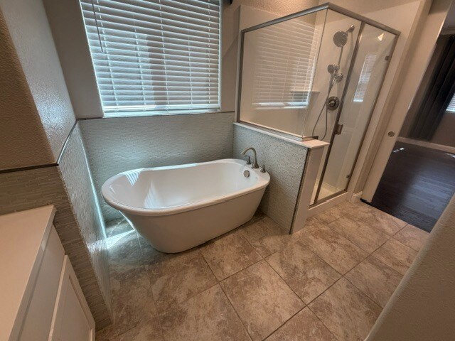 Building Photo - Gorgeous 3 Bedroom 3 Bathroom Plus Loft Area Home