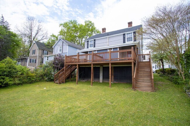 Building Photo - Now Preleasing for 2026–2027 – Beautifully Renovated Duplex in West Columbia