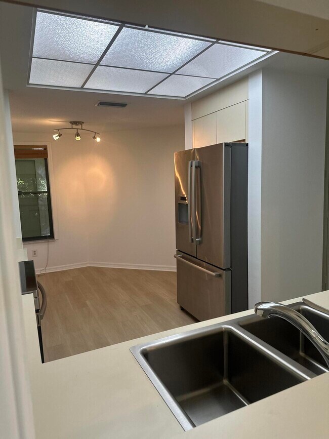 Building Photo - 5270 SE Seascape Way