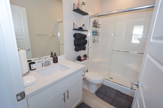 Building Photo - 3BED/4BATH Townhome in Oxnard