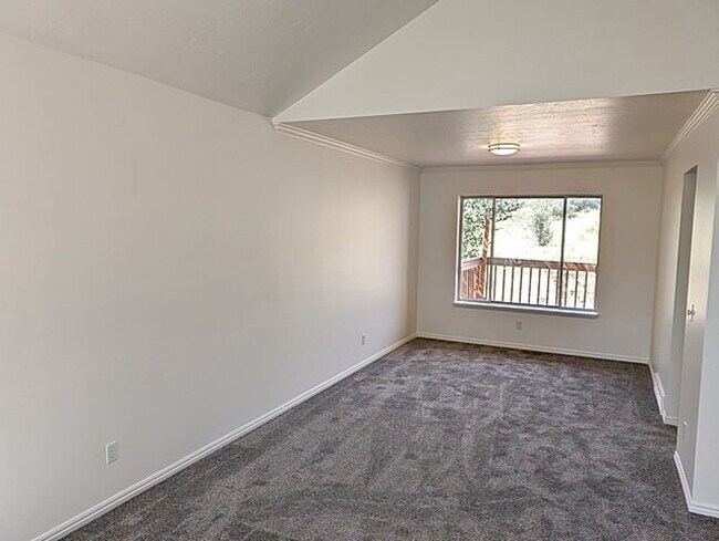 Building Photo - Recently Updated Pinebrook Home