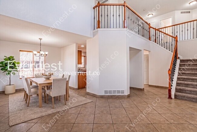 Building Photo - 5 Bed, 3.5 Bath Home with Fenced Yard & Garage / Available Now!