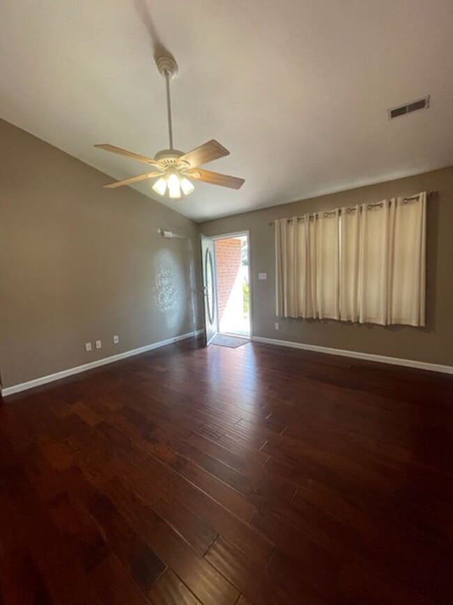 Building Photo - Knoxville 37932 - 4 bedroom, 2 bath home, ...