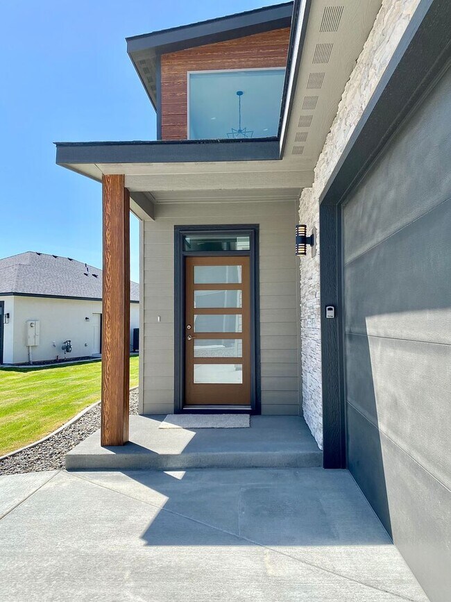 Building Photo - Stunning Southridge Rental with RV Garage & Luxury Finishes!