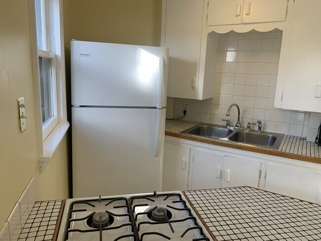 Building Photo - 628 37th St