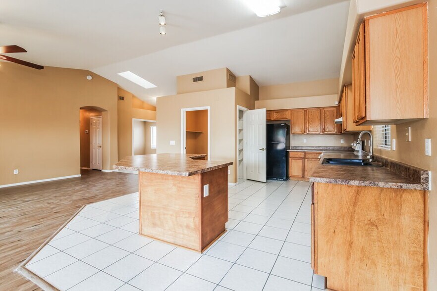 Building Photo - 2203 E Edna Ave