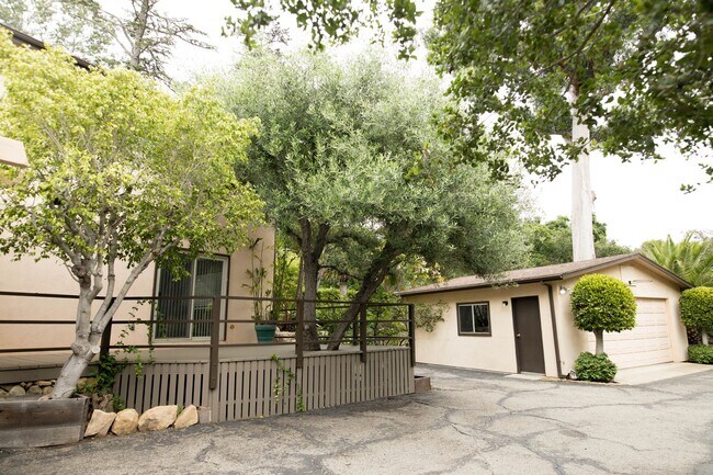 Building Photo - 3 Bedroom 2 Bathroom Home in Mission Canyon