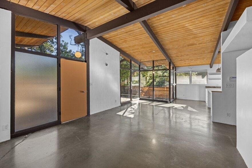 Building Photo - Updated Mid-Century Home in Picturesque Woodland Hills