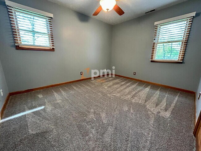 Building Photo - 5107 White Oak Terrace