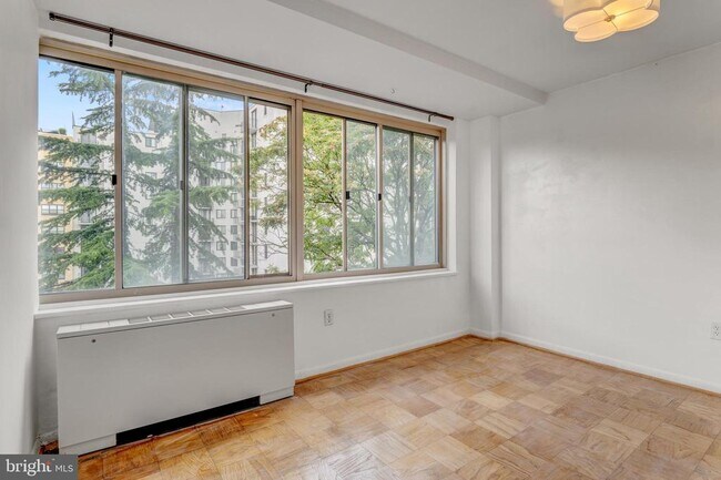 Building Photo - 922 24th St NW