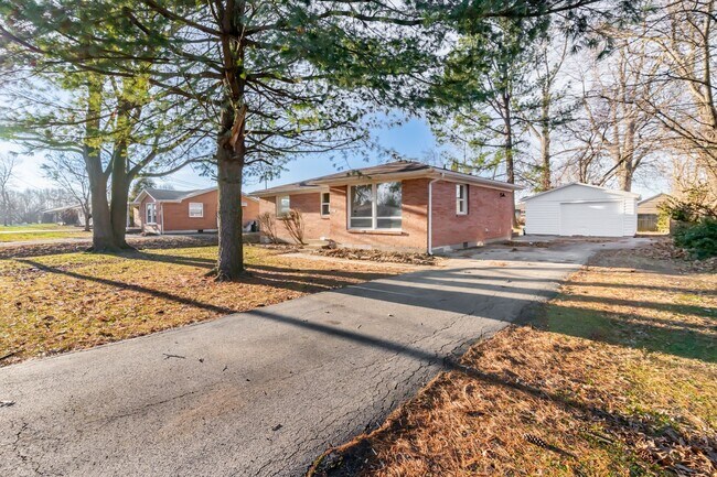 Building Photo - 4BR/2Ba house- Ready for new occupant!